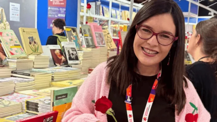Diante da dificuldade de praticar atividades físicas durante a infância e adolescência, Brenda Algozino encontrou refúgio nos livros. (Foto: Arquivo pessoal/Brenda Algozino)