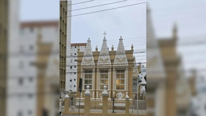 Igreja carrega urna com itens que ajudam a contar sua história (Foto: Reprodução, Redes sociais)