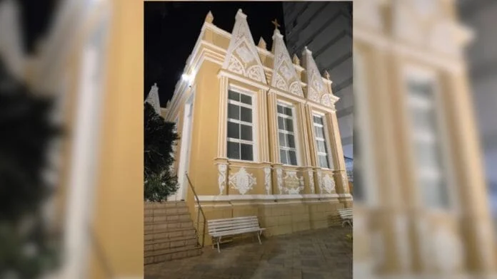 Igreja sofreu apedrejamentos (Foto: Reprodução, Redes sociais)