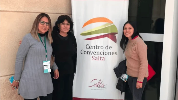 Rosana Flores com Iris Vilca, reumatologista da província de Jujuy, e Mariela, mãe de uma paciente. (Foto: Arquivo pessoal/Rosana Flores)