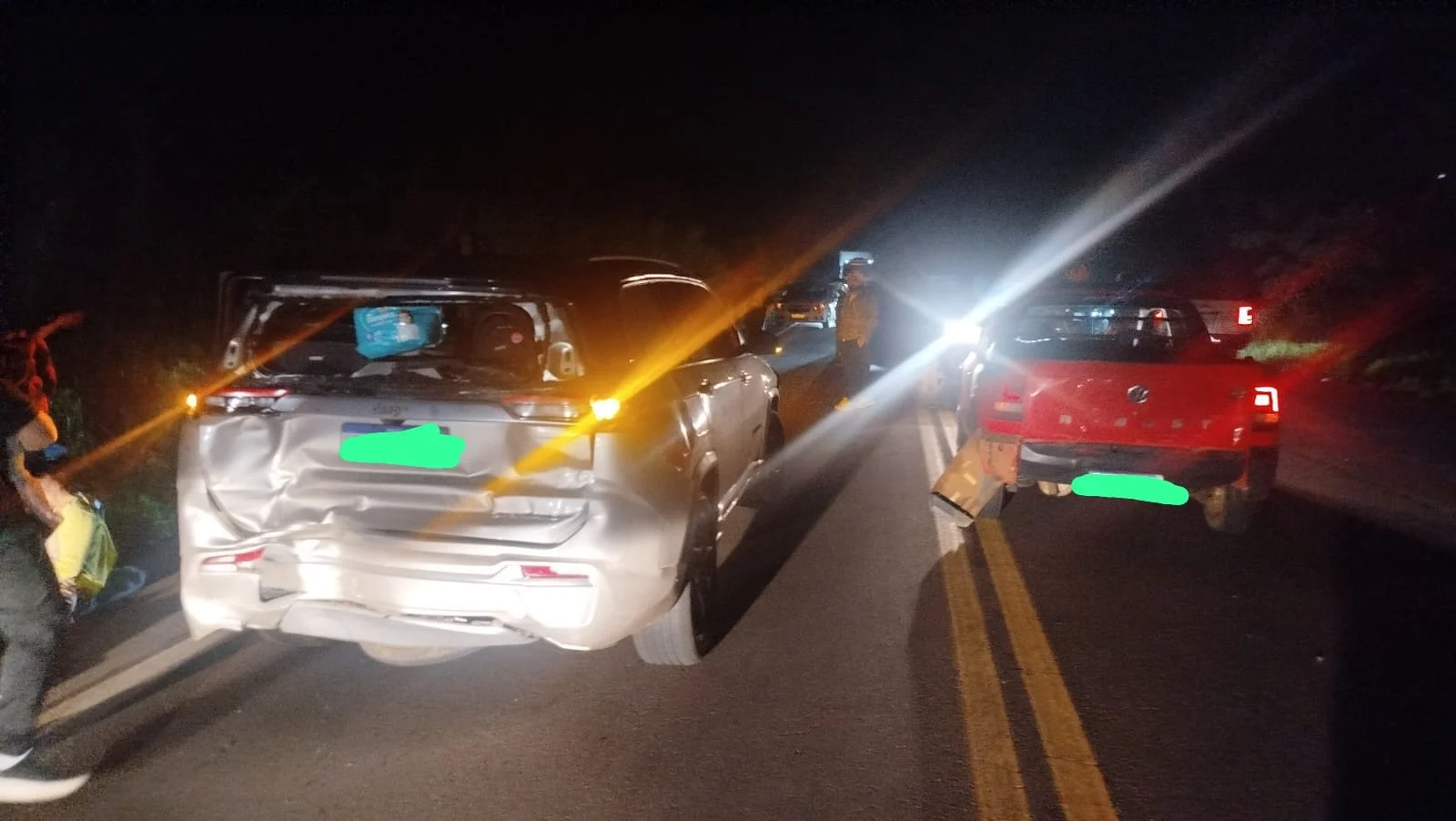 Engavetamento foi registrado na noite desta sexta-feira, na Vila Diadema (Fotos: Corpo de Bombeiros)